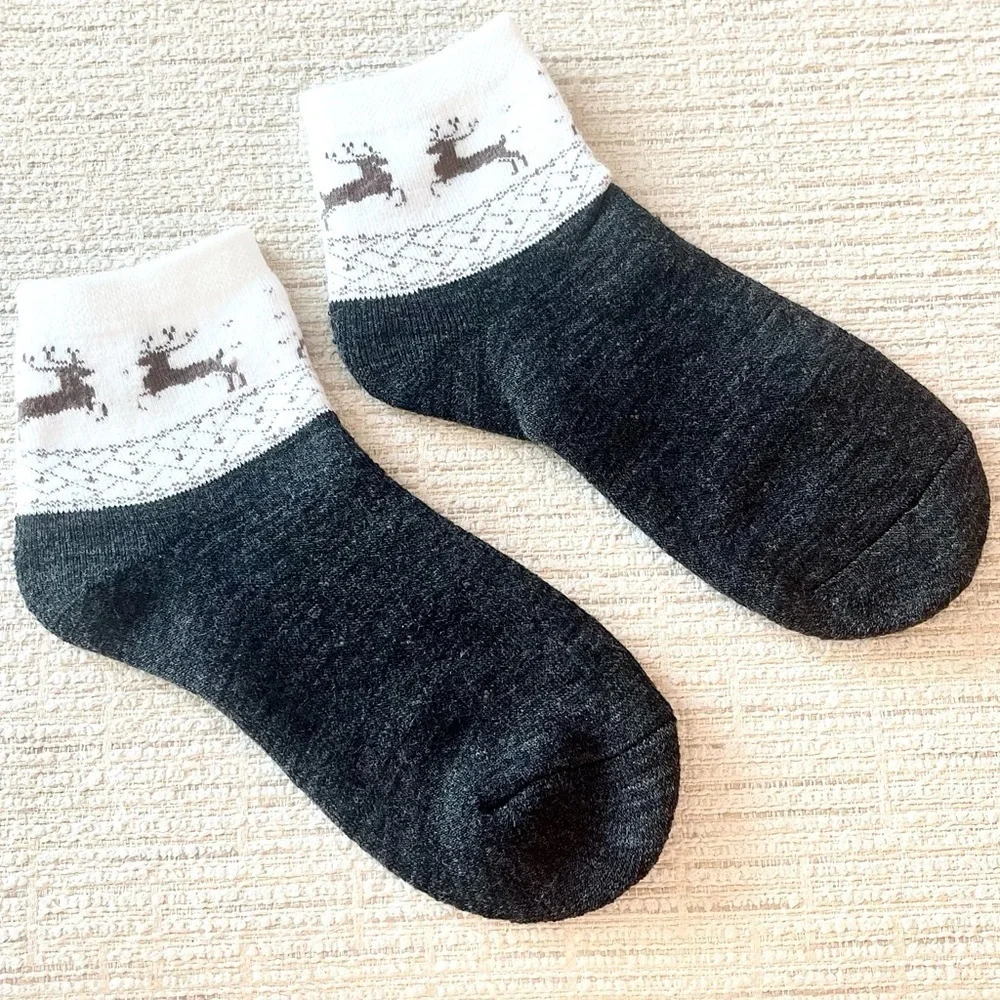 Winter Christmas Holiday Socks w/ Deer!